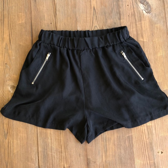 Black shorts, zipper pockets - Picture 1 of 3